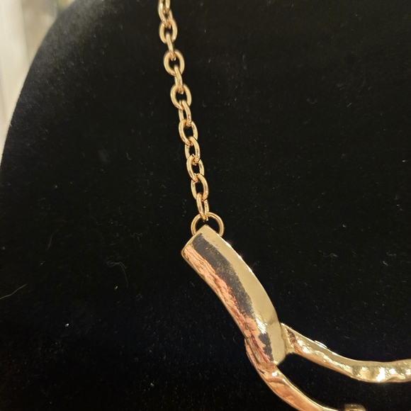 Elegant Pendant Necklace - Picture 4 of 5